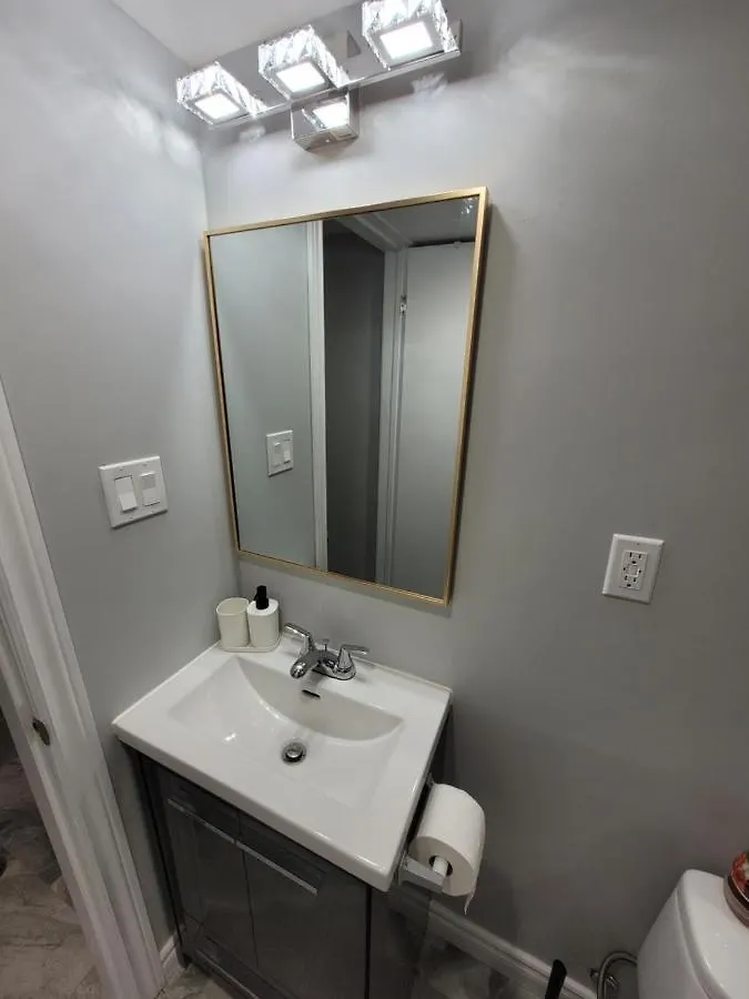 Guest House Basement - Master Bedrooms In Bayview Village Toronto 3*,  Canada