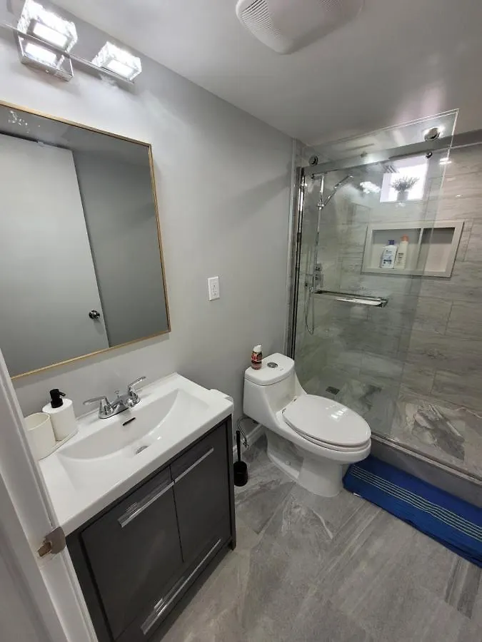 Guest House Basement - Master Bedrooms In Bayview Village Toronto