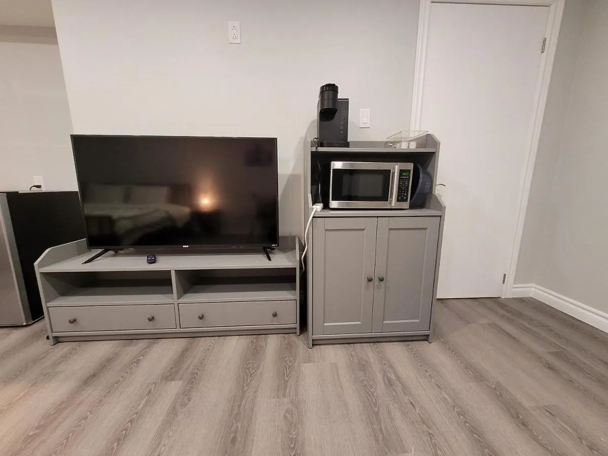 Guest House Basement - Master Bedrooms In Bayview Village Toronto 3*,